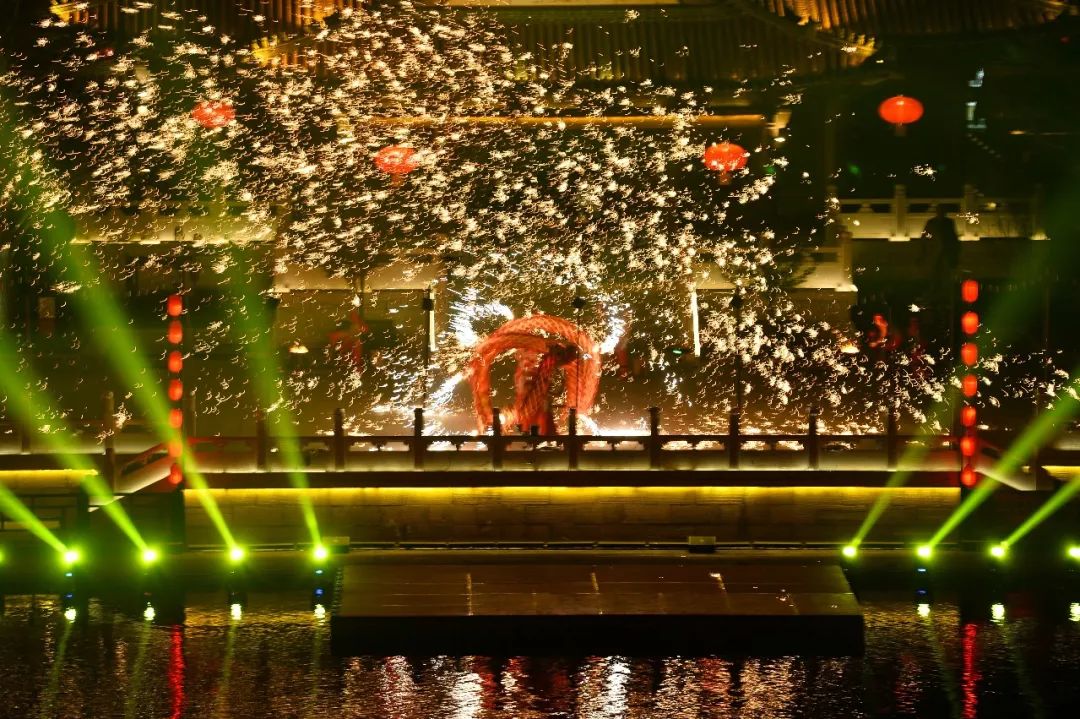 它来了,它来了,它带着“礼物”走来了,台儿庄古城上演非遗绝技“火龙钢花” 它来了,它来了,它带着“礼物”走来了,台儿庄古城上演非遗绝技“火龙钢花”