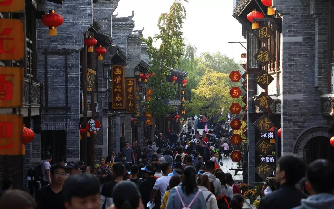 台儿庄古城:金秋最美时 万人游古城 台儿庄古城:金秋最美时 万人游古城