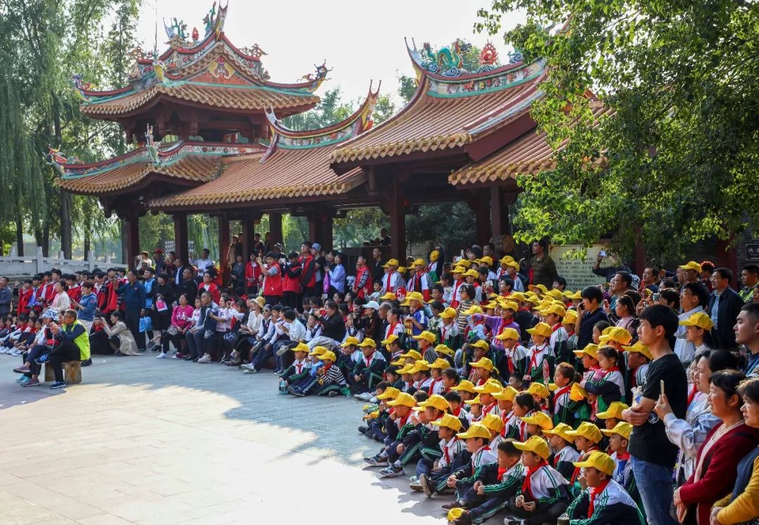 台儿庄古城:金秋最美时 万人游古城 台儿庄古城:金秋最美时 万人游古城