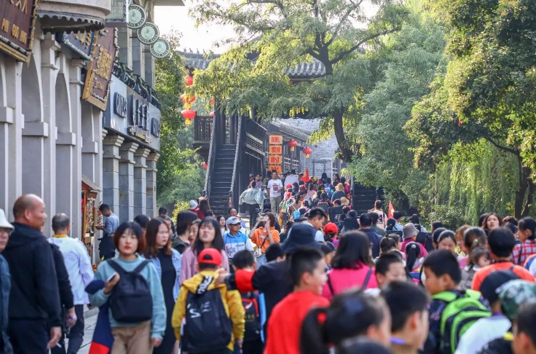 台儿庄古城:金秋最美时 万人游古城 台儿庄古城:金秋最美时 万人游古城