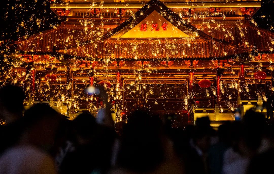 一定要带家人来看丨千年绝技“火龙钢花”灿若星辰，点亮夜空