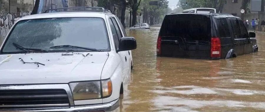暴雨时，为什么很多车主宁愿车被淹，也不开走？今天总算明白了！