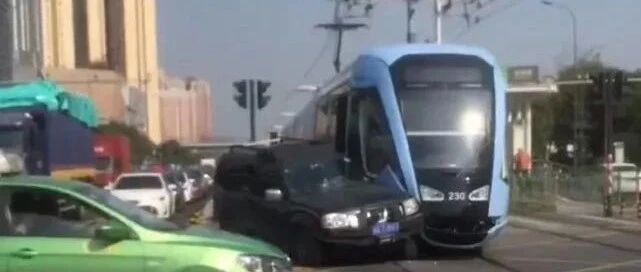 路虎抢道被有轨电车撞上，车主崩溃：北京3套别墅也赔不起！