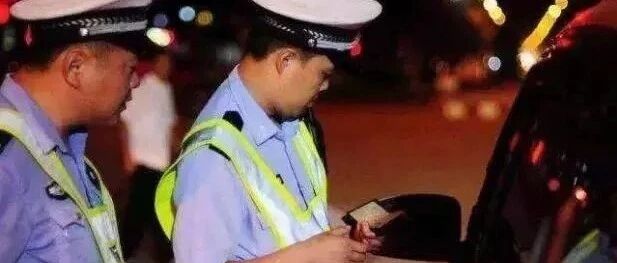 没带驾驶证遇到查车，拿出这个，交警先道歉：对不起！