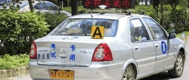 科三考试闯红灯致一车人被撞飞，女学员：这锅我不背