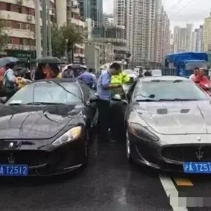 洗车偶遇“双胞胎”车牌，两个车主同时报警，交警看后很为难