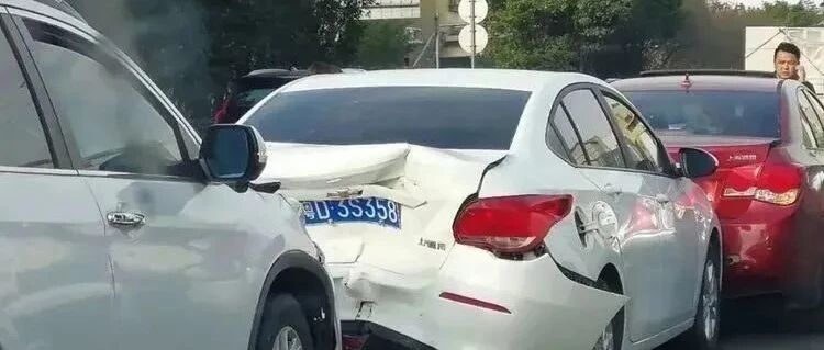 车子被追尾，自己无责，记得多说这3句话，能多拿到三笔赔偿！