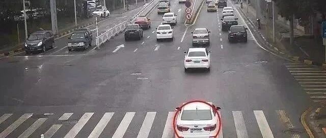 红灯等了30分钟不变，直接闯算违章吗？很多司机不知道