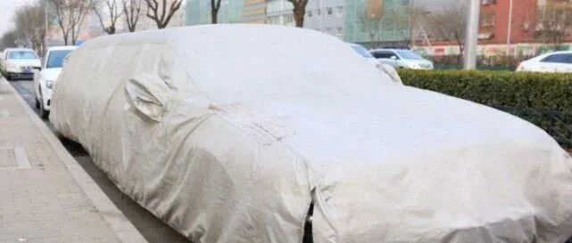 北京三环发现一辆废弃林肯，揭开车布后，路人看到车牌纷纷拍照