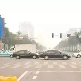 路口掉头，要不要越过斑马线？交警：这样开，罚你没商量！