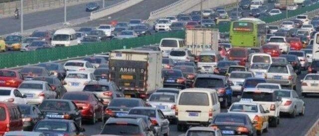 高速堵车5小时，新能源车主苦不堪言：别人开车游玩我被车玩