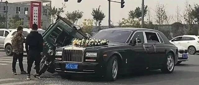 惊心，劳斯莱斯婚车与三轮车相撞，三轮车主崩溃了