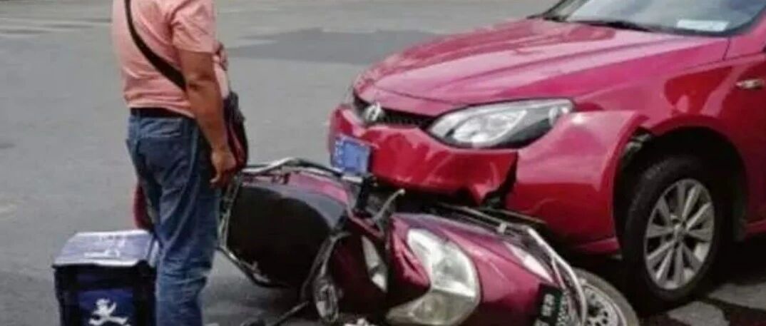 私家车等红灯遭电动车追尾致伤亡，责任在谁？交警回答让人不淡定