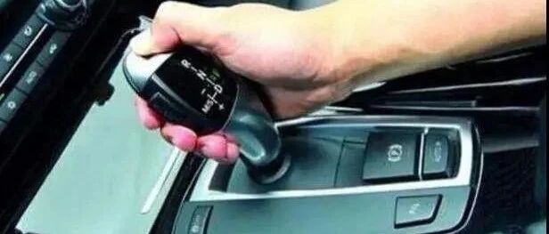 自动挡起步先松手刹，还是先挂挡？修理工一解释，必须要改