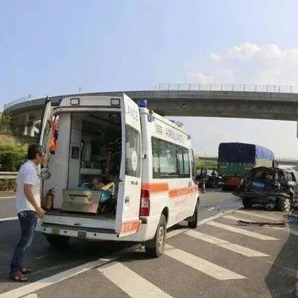 汽车时速120，突然前方一人横穿公路，怎样能安全快速地刹车？