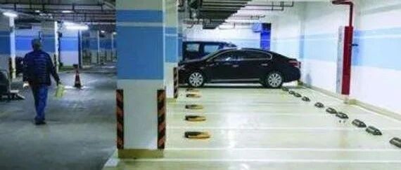 一小伙霸占私人车位十多天，取车时差点没气哭，车主：车不要了，谁要开走