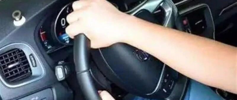 为什么外国人停车时把方向盘打偏，国人却更喜欢回正？老司机：保命用！