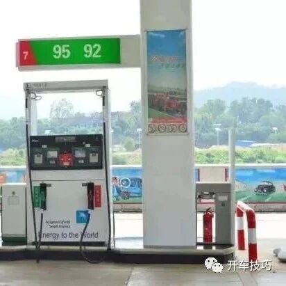 “加满”和“加两百元”这两种加油方式哪种更好？内行人说出实情