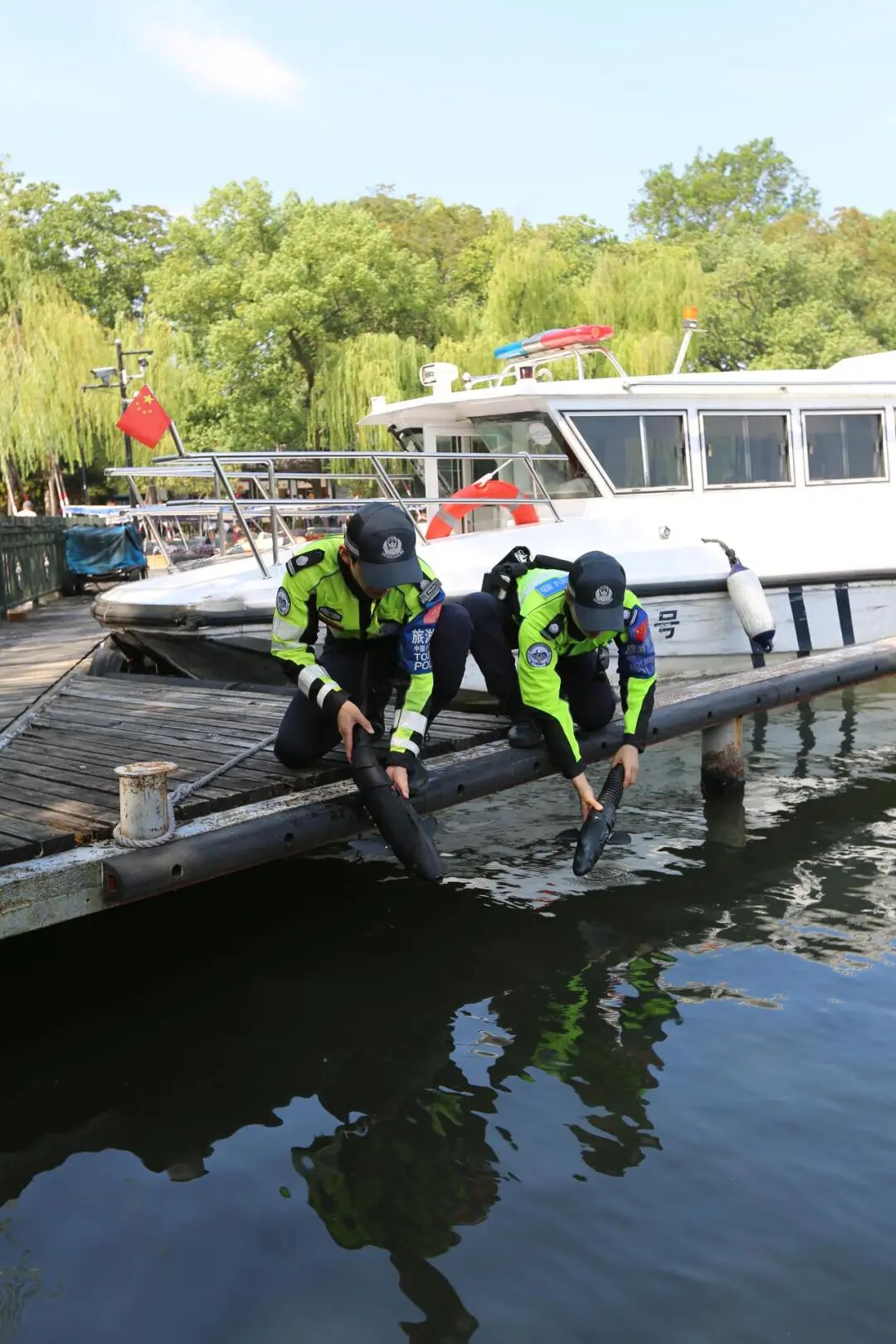 西湖有“鲨鱼”出没？景区：能找手机,注意，西湖有“鲨鱼”出没