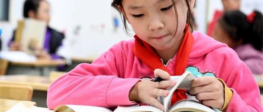 严禁要求家长批改作业、点赞转发各类信息…这个地方明确了！