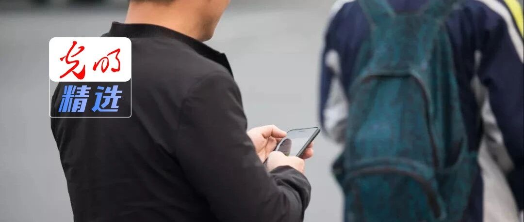 低头玩手机，脑子会“漏水”？