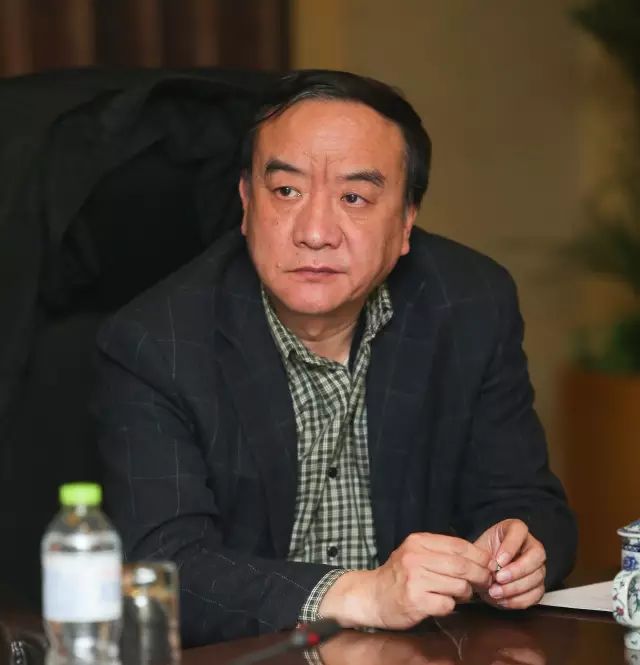 中国纺织工业联合会副会长孙淮滨一数据简要介绍了全国纺织服装行业