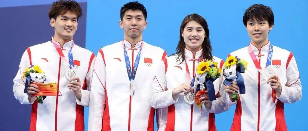 中国徐嘉余、闫子贝、张雨霏、杨浚瑄赢得奥运会游泳接力赛银牌