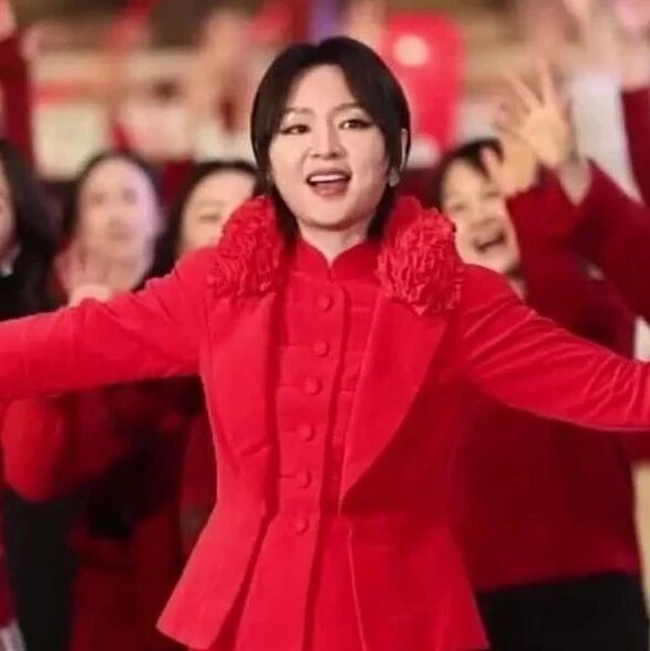 周笔畅一身红裙,和义乌老板娘合唱 《开市大吉》!总台元宵晚会,义乌又亮了