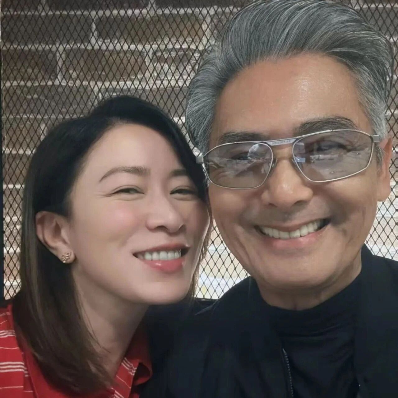 佘诗曼晒&ldquo;人生第一张与周润发的自拍&rdquo;:很浪漫,超温馨!黄宗泽也现身大合照