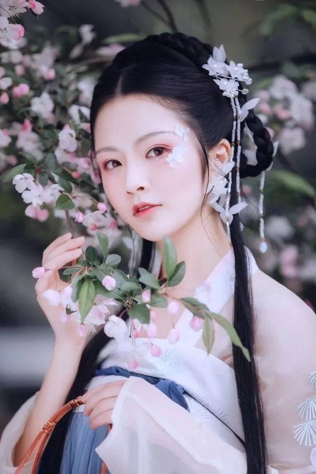 真正贵气的人：厚德守信，包容有恒。