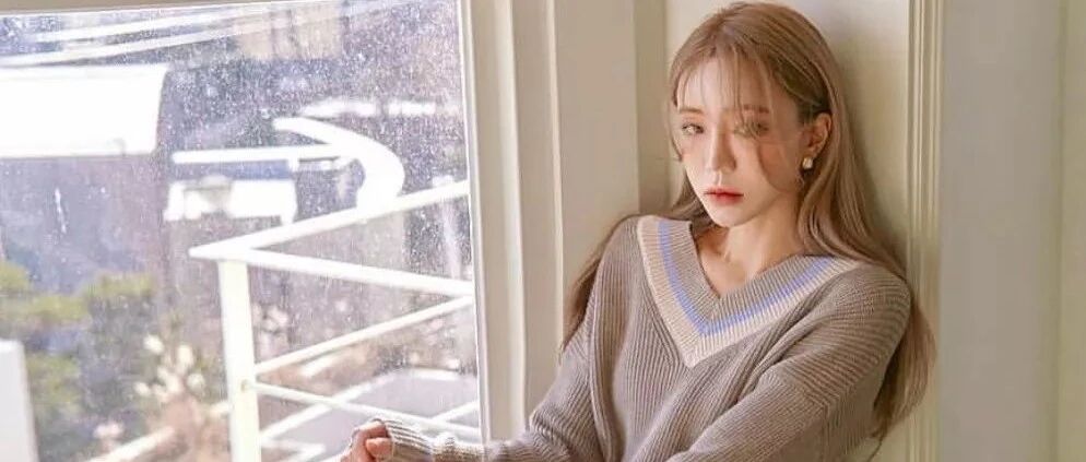 裙子里面别再穿“ 打底裤 ”了，今年冬天流行这样穿 ！