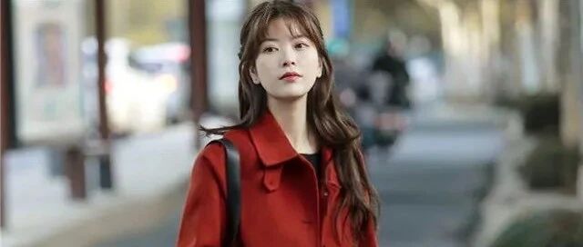 穿什么咖啡色！今年红大衣+裙子，时髦显白