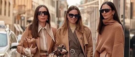 “奶咖穿搭”彻底火了！冬天这么穿显白又高级！