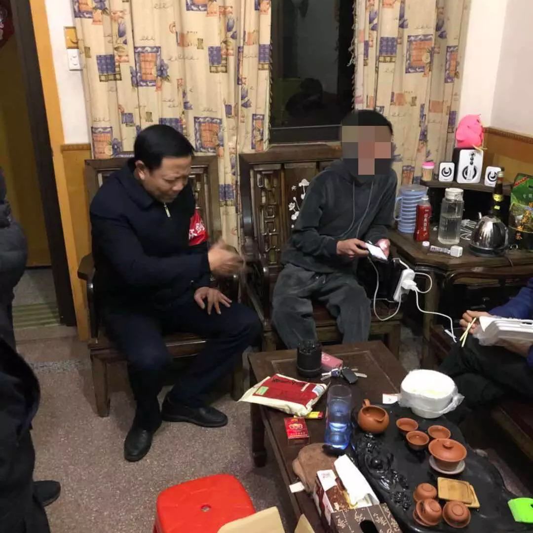 在深夜喝酒並大聲喧譁,打擾周邊居民和邱金元紀念中學學生的正常休息