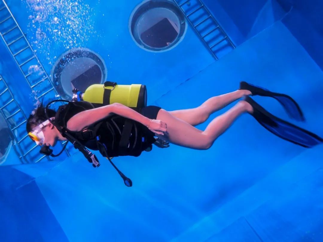 深圳首家9米深室内潜水池！限时99元抢，全民潜水 价值199元单人水肺潜水体验！