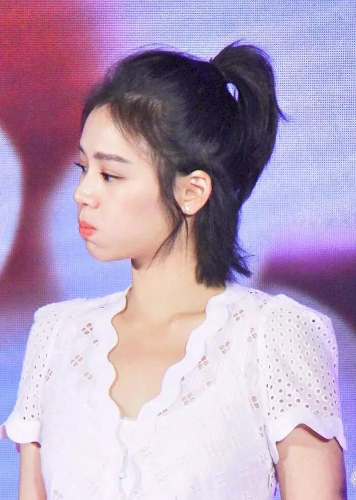 为啥她短发那么美我们却