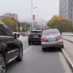 另辟蹊径？！梅东大桥上惊现“神车技”，一轿车竟腾空驾驶...