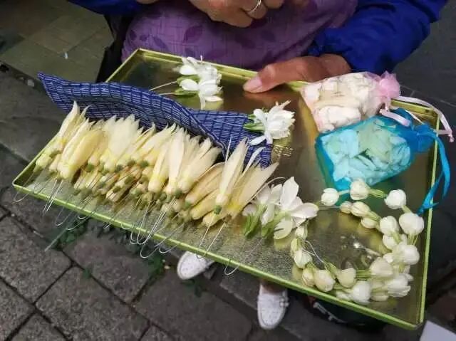 每年夏季都会有老奶奶带着铁丝串起来的白兰花,操着吴侬软语叫卖;在