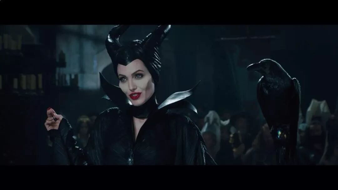 据《睡美人》改编的电影《黑暗魔咒》中,黑女巫梅尔菲森特和她的宠物