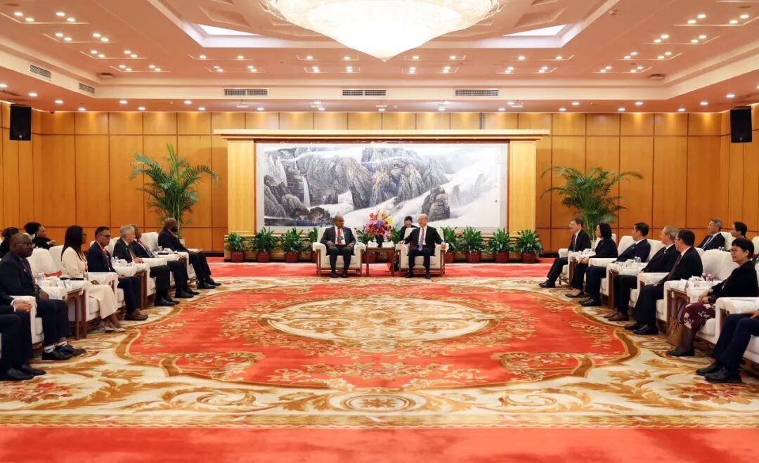 10月25日，中华人民共和国首席大法官、最高人民法院院长张军在深圳与赴澳门参加第十三届葡萄牙语国家和地区最高法院院长论坛并顺访内地的代表团举行工作会谈。