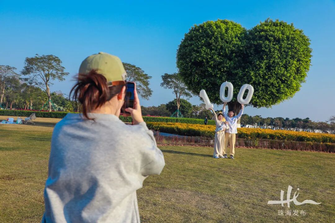 ▲吴女士带着刚满百天的宝宝专程而来，在绿意与爱心的环抱中拍下纪念照。