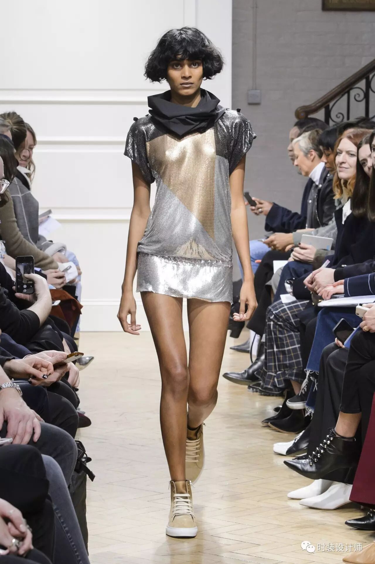 进击的金属面料对新型面料外观进行重塑高科技面料赋予服装意想不到的