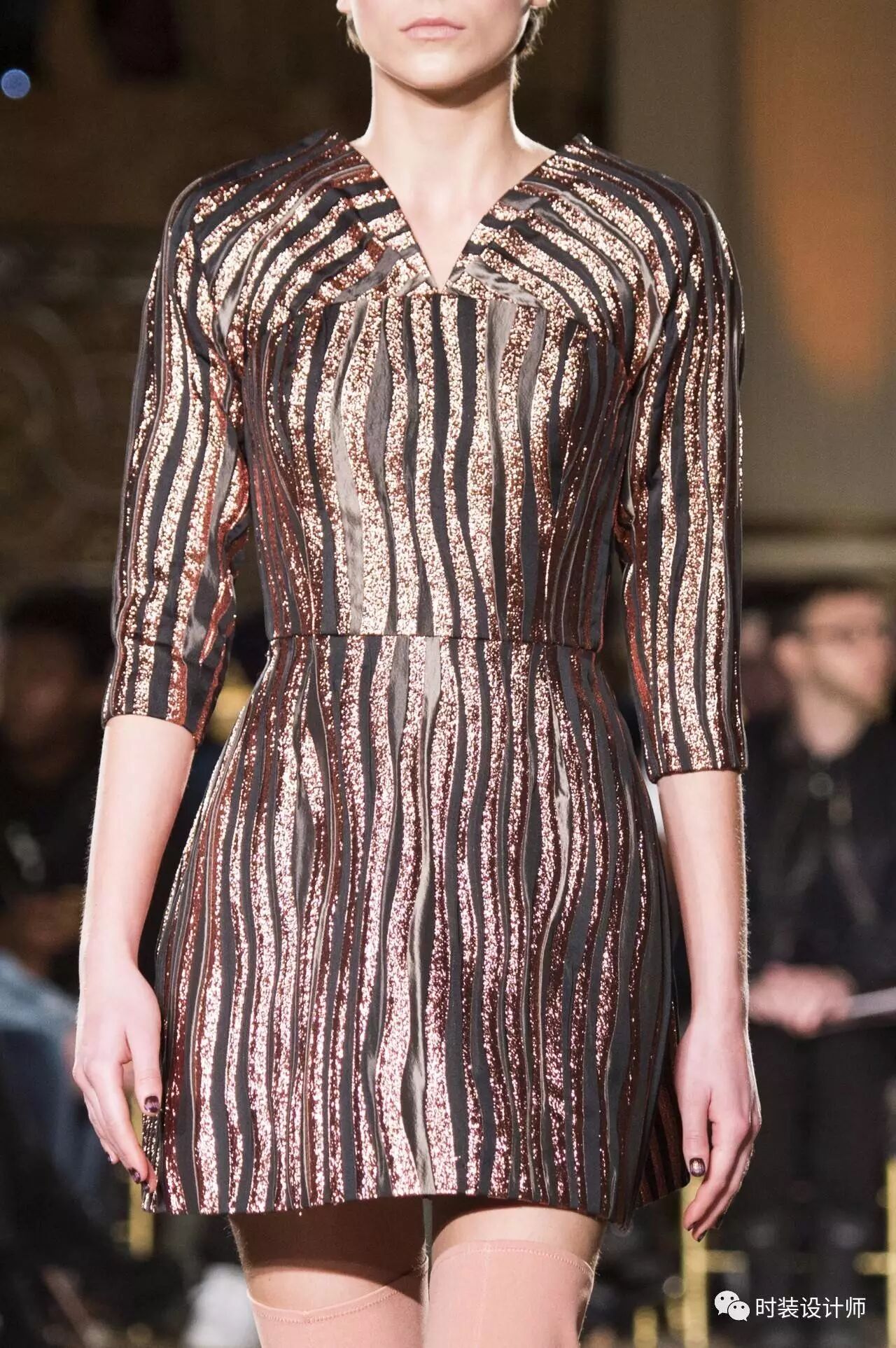 进击的金属面料对新型面料外观进行重塑高科技面料赋予服装意想不到的