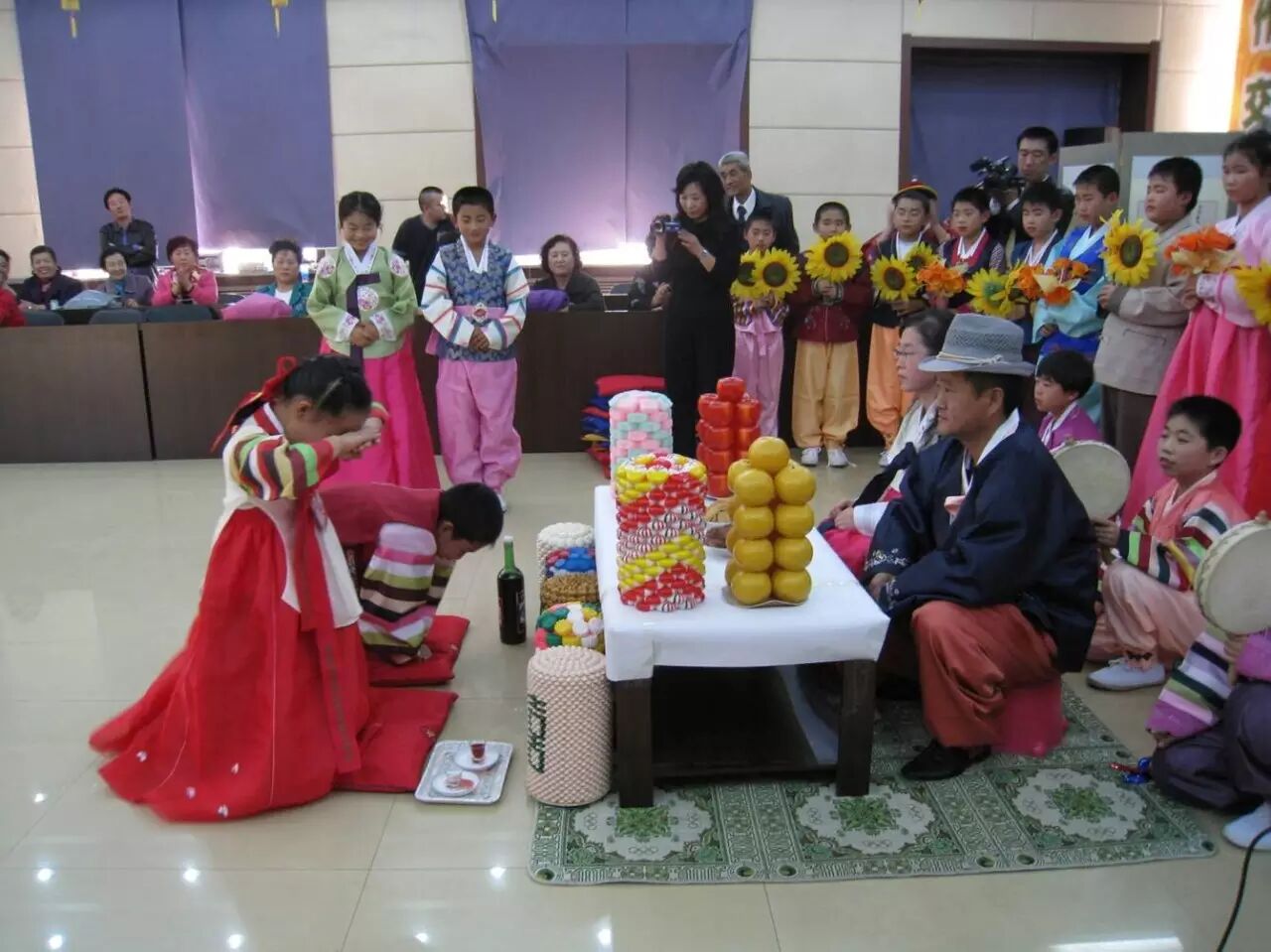 朝鲜族礼节很严.