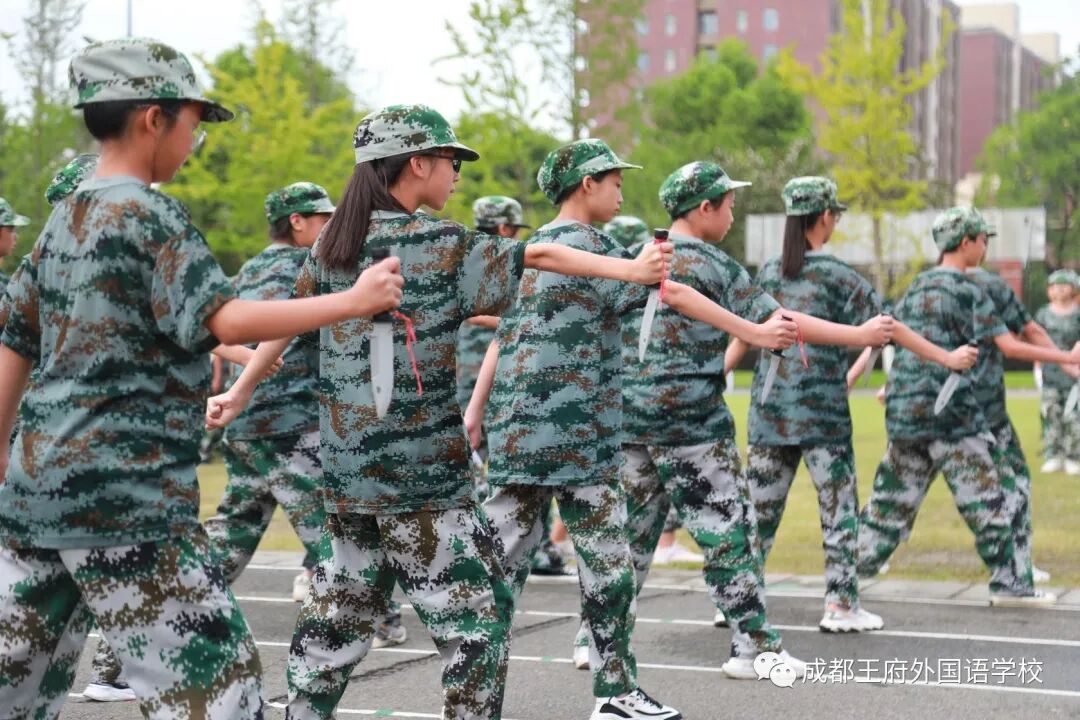 迷彩青春，与爱同行——成都王府外国语学校2021级初一新生训练营圆满结束