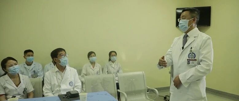 “治病救人是医生的本能！” 今晚十点半档，听四川大学华西医院院长李为民分享抗疫背后的故事