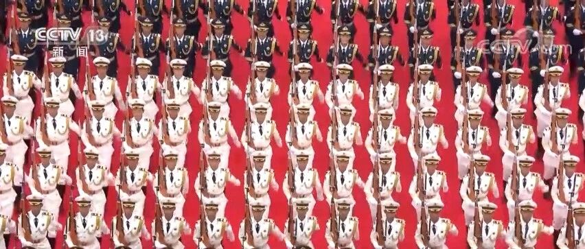 这就是中国排面！迎风40秒不眨眼的国旗护卫队