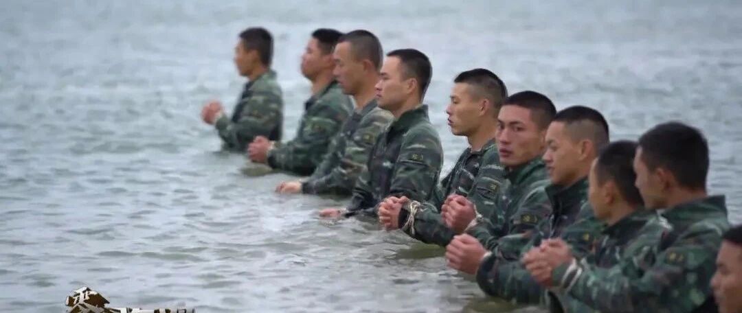 深海恐惧症慎点！特战队员双手被捆绑沉入海中，20秒能否成功自救？