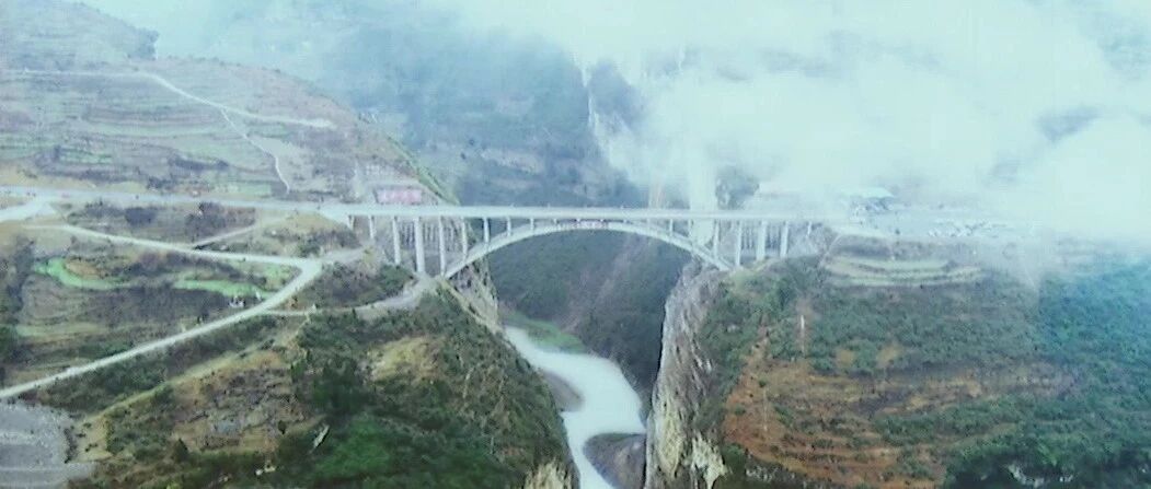 鸡鸣三省大桥一桥通三省，越赤水通云川，堪称工程奇迹！