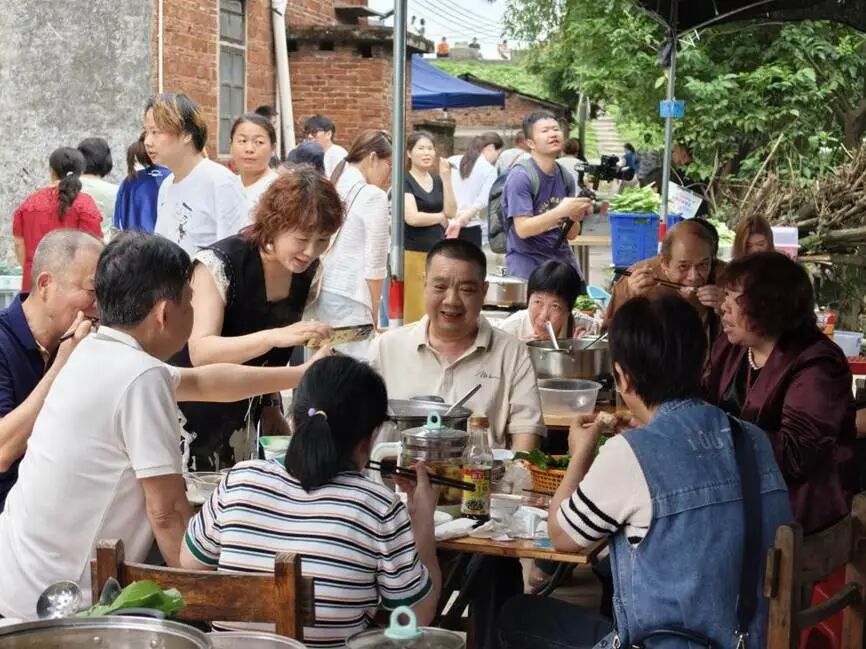 图为莫氏鸡煲店，游客相聚一堂，品尝美味。人民网记者 王雅蝶 摄